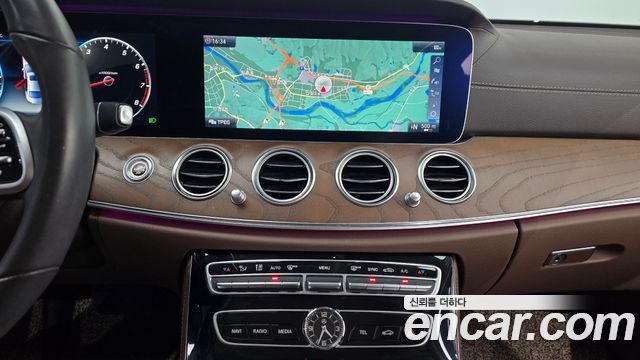 Mercedes-Benz E-Class 2019 — photo 15