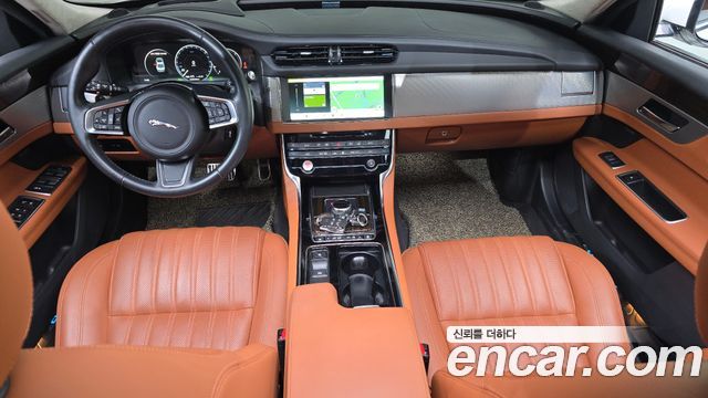 Jaguar XF 2020 — photo 10