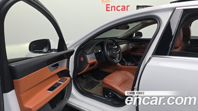 Jaguar XF 2020 — photo 13