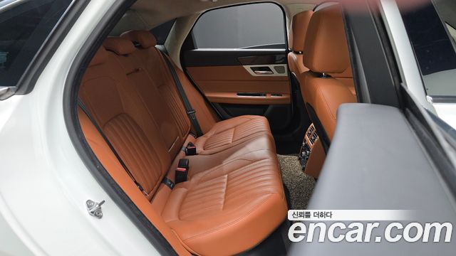 Jaguar XF 2020 — photo 17