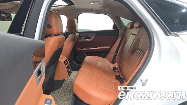 Jaguar XF 2020 — photo 18