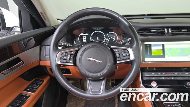 Jaguar XF 2020 — photo 19