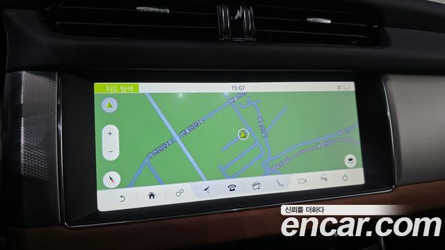 Jaguar XF 2020 — photo 22