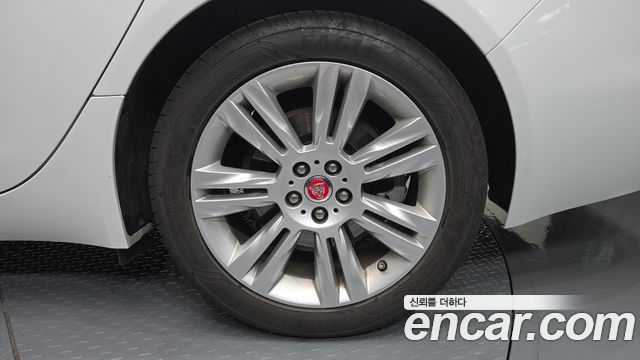 Jaguar XF 2020 — photo 7