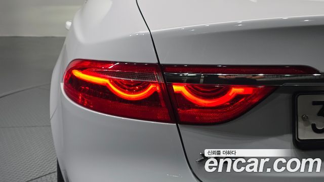 Jaguar XF 2020 — photo 9