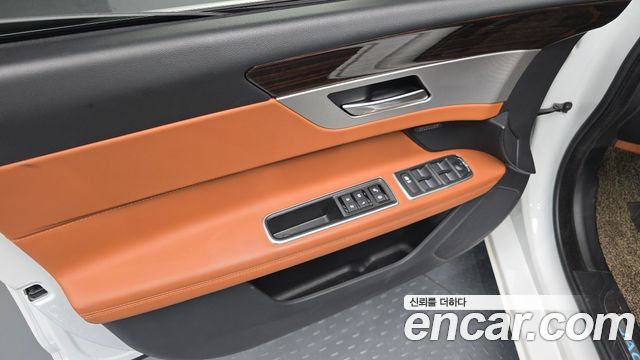 Jaguar XF 2020 — photo 14