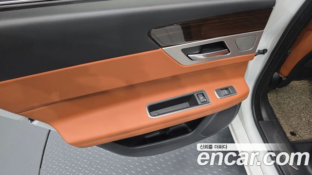 Jaguar XF 2020 — photo 15