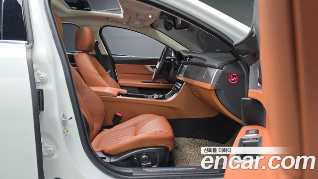 Jaguar XF 2020 — photo 16