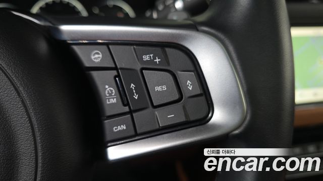 Jaguar XF 2020 — photo 32