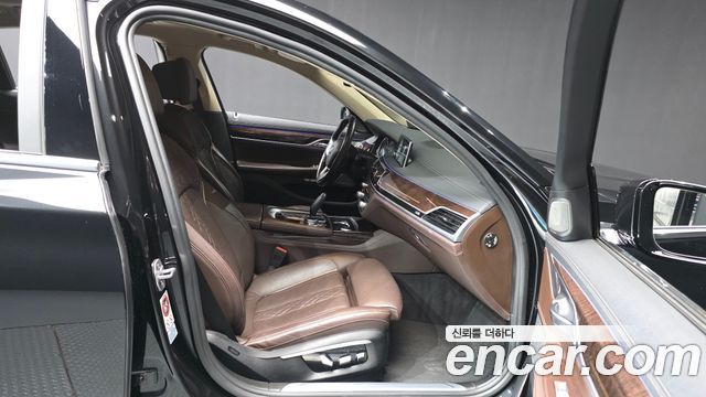 BMW 7-Series 2016 — photo 11