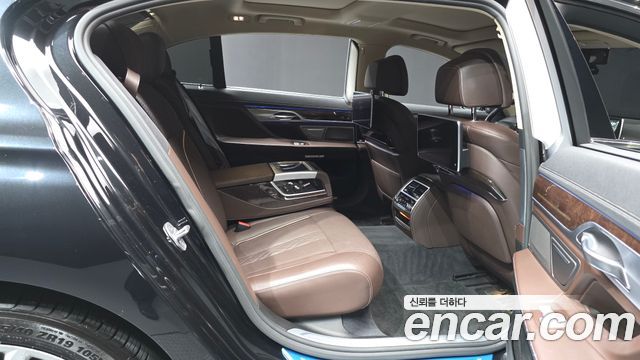 BMW 7-Series 2016 — photo 12