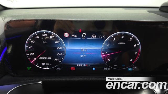 Mercedes-Benz GLB-Class 2025 — photo 8