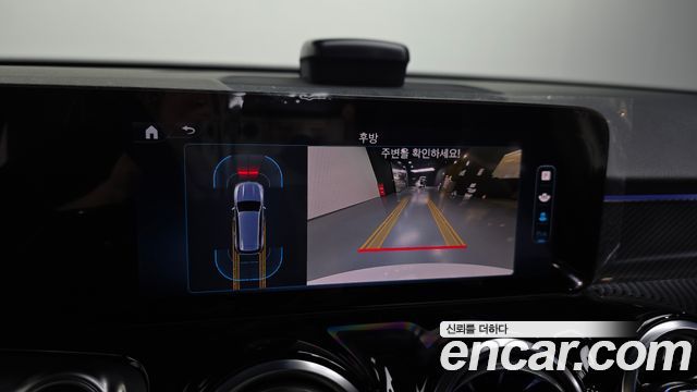 Mercedes-Benz GLB-Class 2025 — photo 15