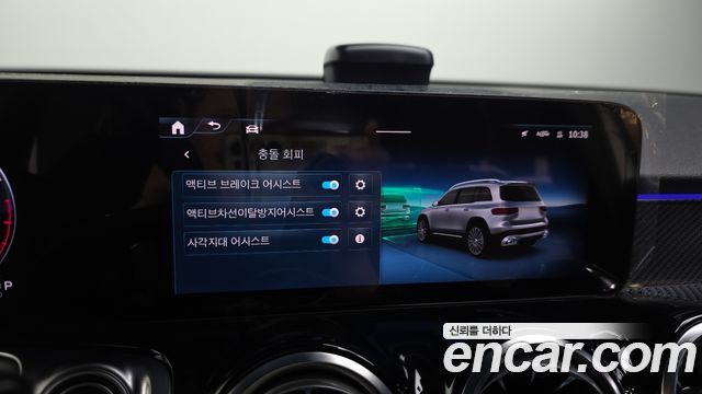 Mercedes-Benz GLB-Class 2025 — photo 16