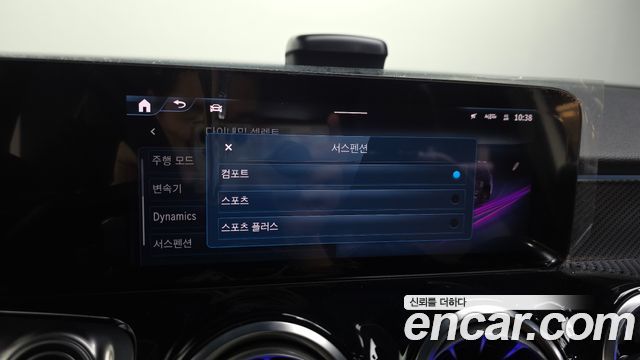 Mercedes-Benz GLB-Class 2025 — photo 17