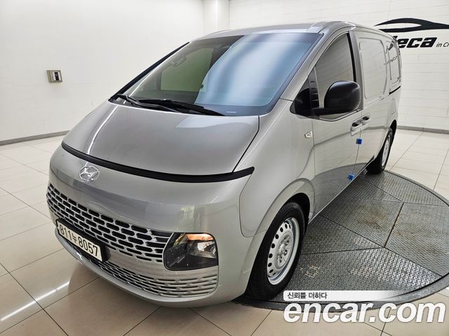 Hyundai Staria 2023 — photo 3