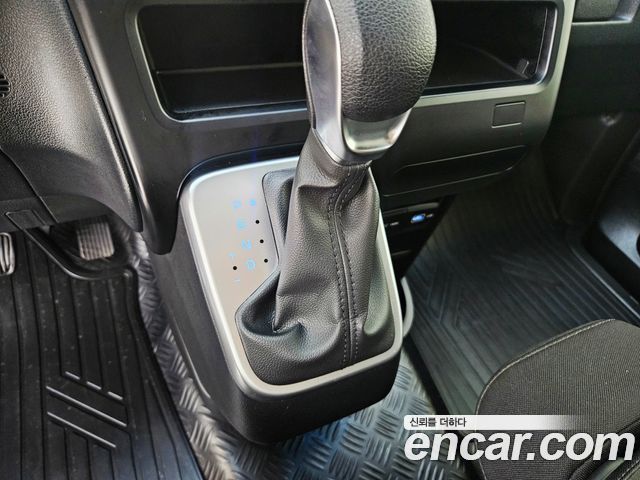 Hyundai Staria 2023 — photo 9