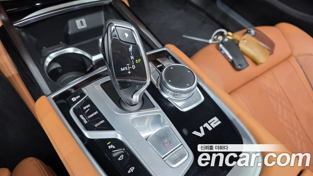 BMW 7-Series 2017 — photo 12