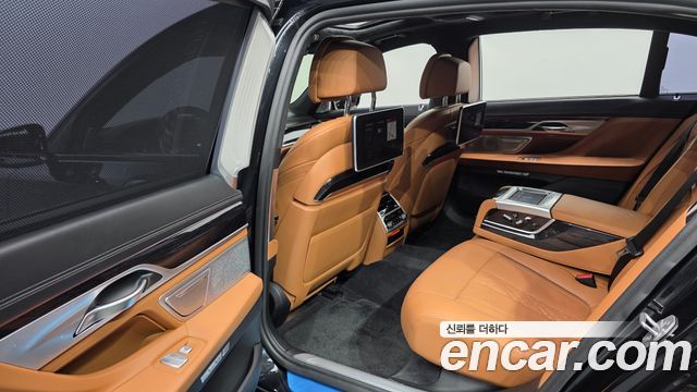 BMW 7-Series 2017 — photo 18