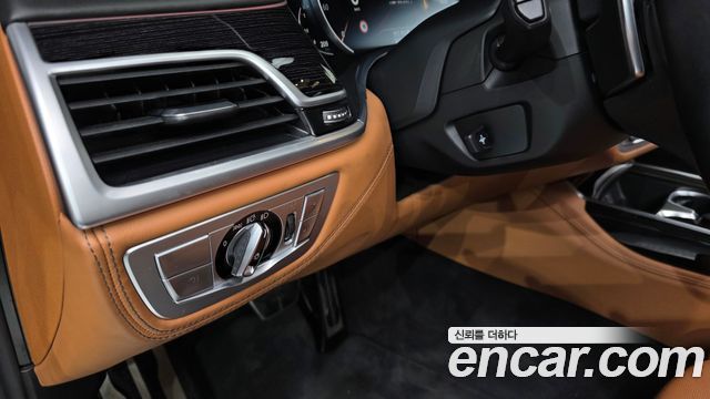 BMW 7-Series 2017 — photo 26