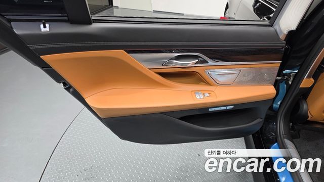 BMW 7-Series 2017 — photo 15