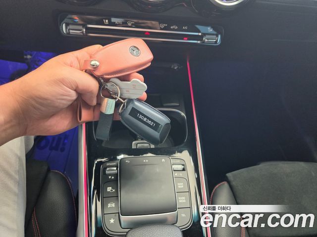 Mercedes-Benz GLB-Class 2021 — photo 9