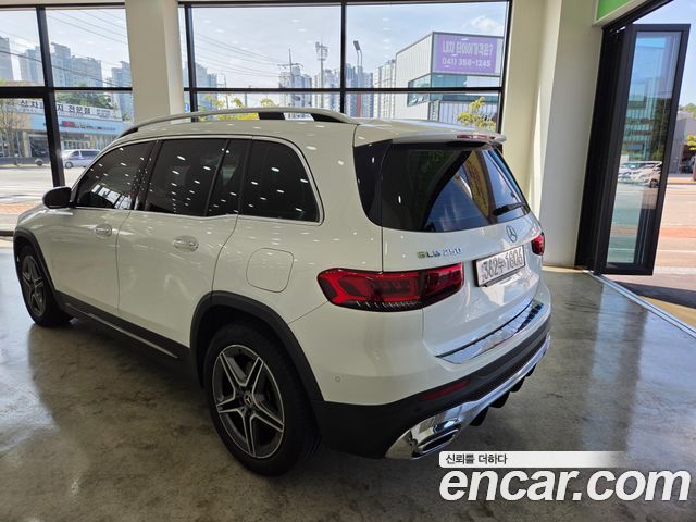 Mercedes-Benz GLB-Class 2021 — photo 15