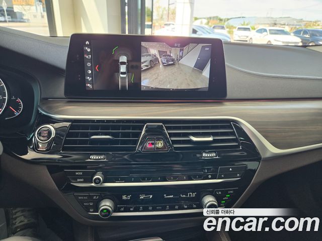 BMW 5-Series 2018 — photo 12