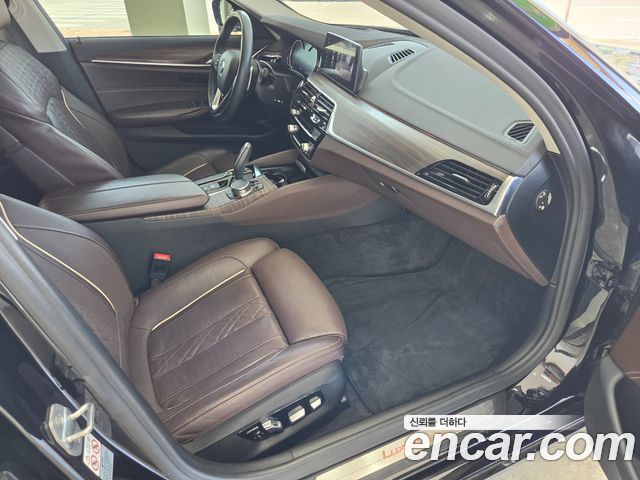 BMW 5-Series 2018 — photo 16