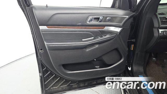 Ford Explorer 2017 — photo 14