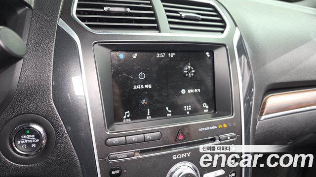 Ford Explorer 2017 — photo 31