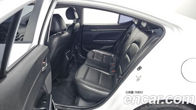 Hyundai AVANTE 2018 — photo 11