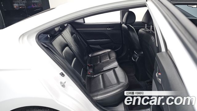 Hyundai AVANTE 2018 — photo 12