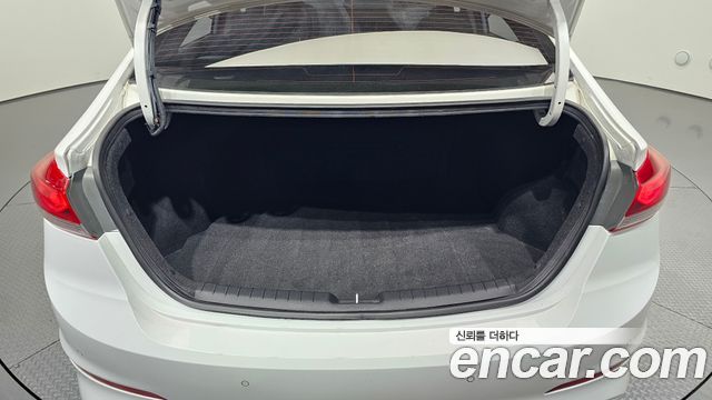 Hyundai AVANTE 2018 — photo 17