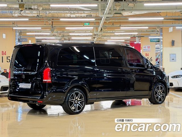 Mercedes-Benz V-Class 2022 — photo 2