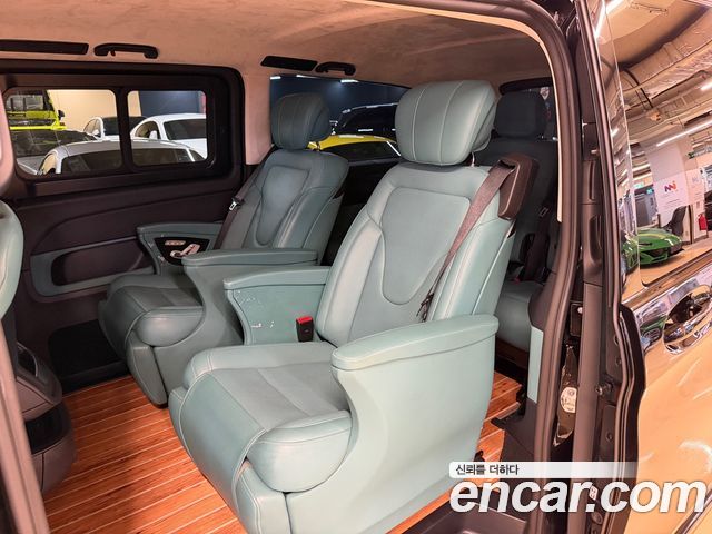 Mercedes-Benz V-Class 2022 — photo 11