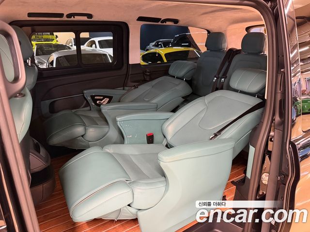 Mercedes-Benz V-Class 2022 — photo 12