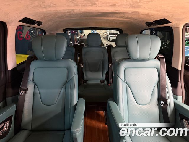 Mercedes-Benz V-Class 2022 — photo 13