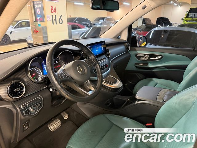 Mercedes-Benz V-Class 2022 — photo 14
