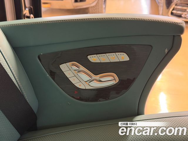 Mercedes-Benz V-Class 2022 — photo 16