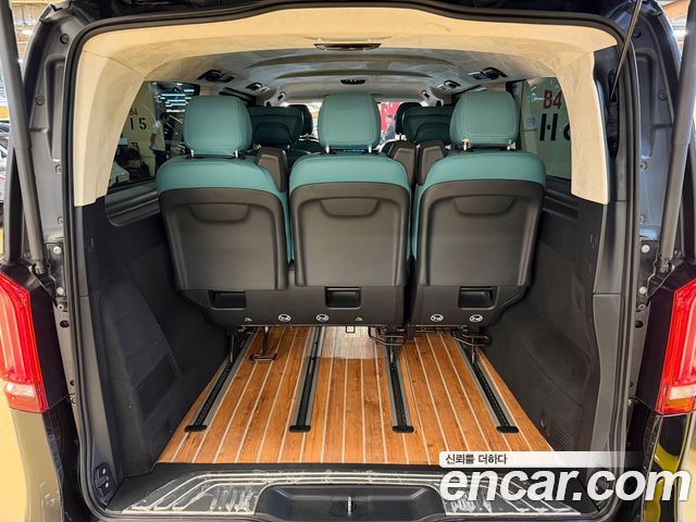 Mercedes-Benz V-Class 2022 — photo 17