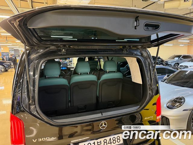 Mercedes-Benz V-Class 2022 — photo 18