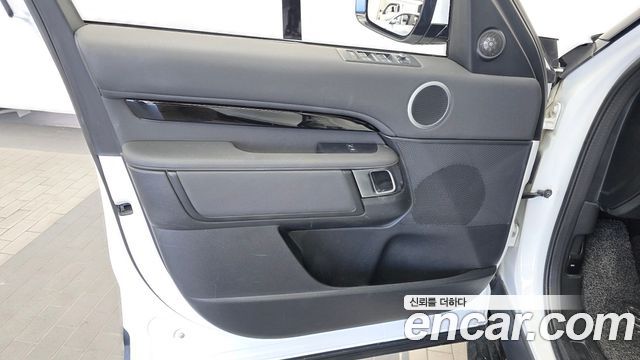 Land Rover Discovery 2019 — photo 14