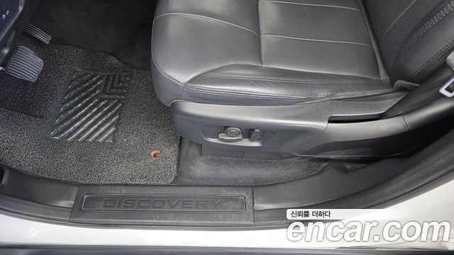 Land Rover Discovery 2019 — photo 30