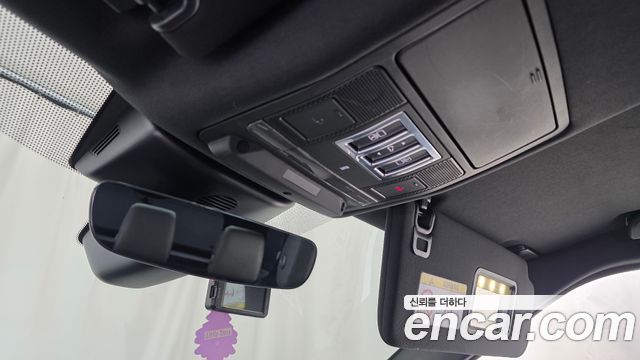 Land Rover Discovery 2019 — photo 31