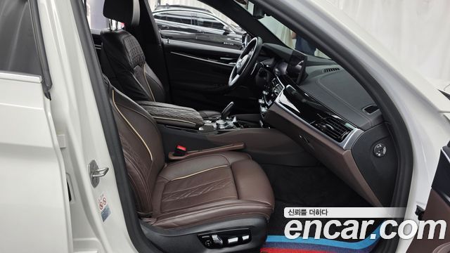 BMW 5-Series 2021 — photo 11
