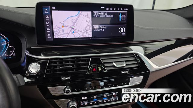 BMW 5-Series 2021 — photo 14