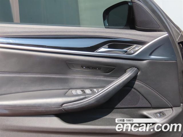 BMW 5-Series 2019 — photo 13