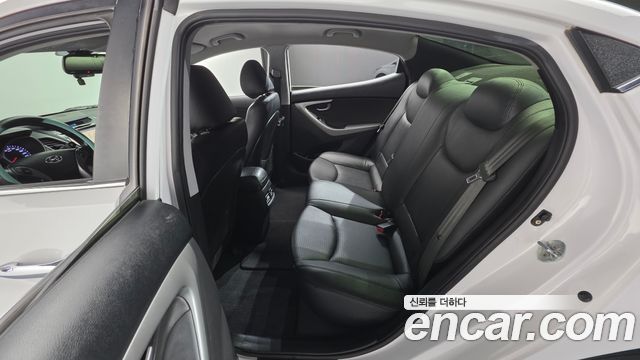 Hyundai AVANTE 2014 — photo 17