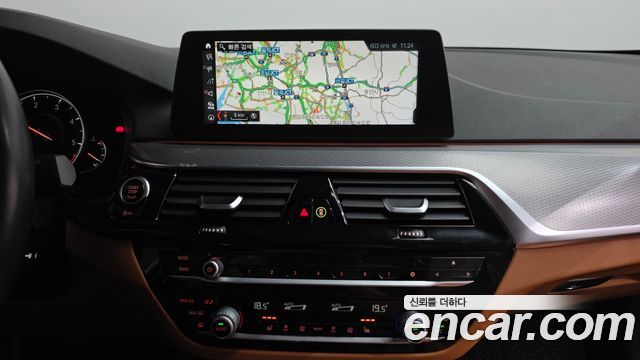 BMW 5-Series 2018 — photo 18